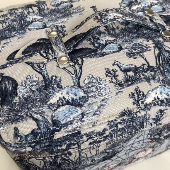 Dior Beauty Around the World Cosmetic Bag | Dior Travel Size Perfume & Skincare - Picture 4 of 9